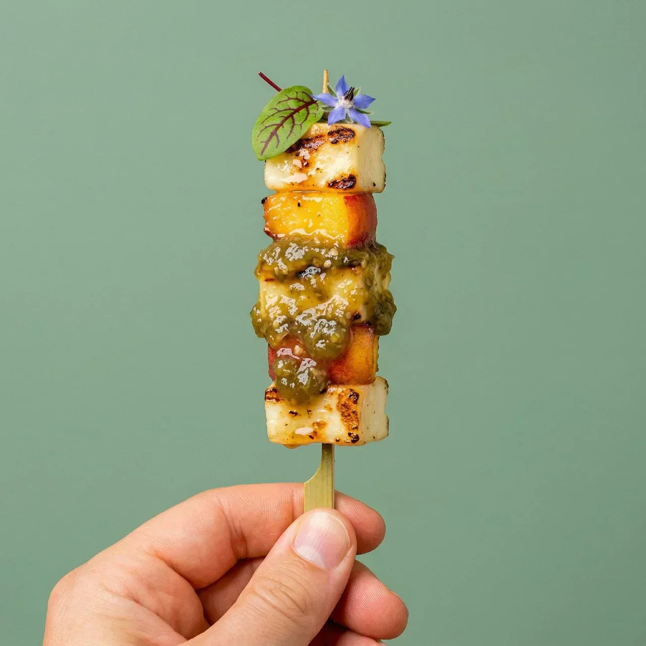 Grilled Halloumi & Peach Stack mit Green Jalapeño Drop